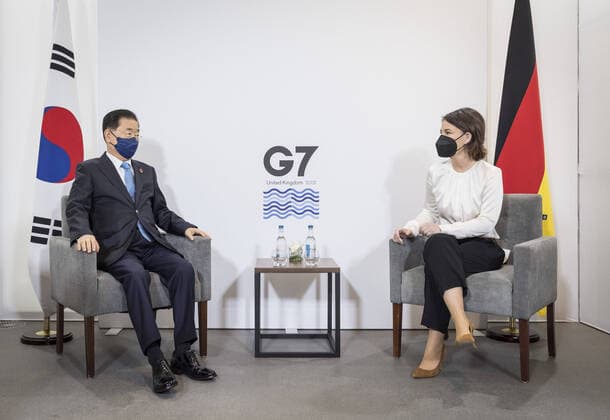 News Themen der Woche KW49 Bundesaussenministerin Annalena Baerbock trifft ihren koreanischen Amtskollegen Chung Eui-yong beim G7 Treffen der Aussen- und Entwicklungsminister sowie den Aussenministerinnen und -ministern der ASEAN-Laender in Liverpool. Liverpool Grossbritannien *** German Foreign Minister Annalena Baerbock meets her Korean counterpart Chung Eui yong at the G7 meeting of foreign and development ministers and the foreign ministers of the ASEAN countries in Liverpool Liverpool Great Britain Copyright: xThomasxKoehlerx