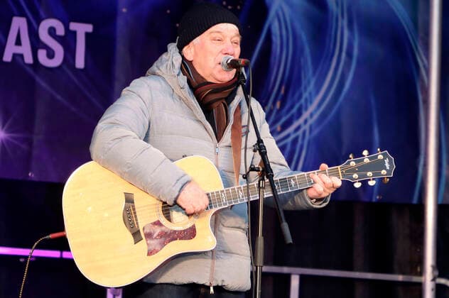 Rolf Zuckowski live beim Open Air Kinder-Kultur-Fest For A Better Life vor der Europa Passage. Hamburg, 11.12.2021