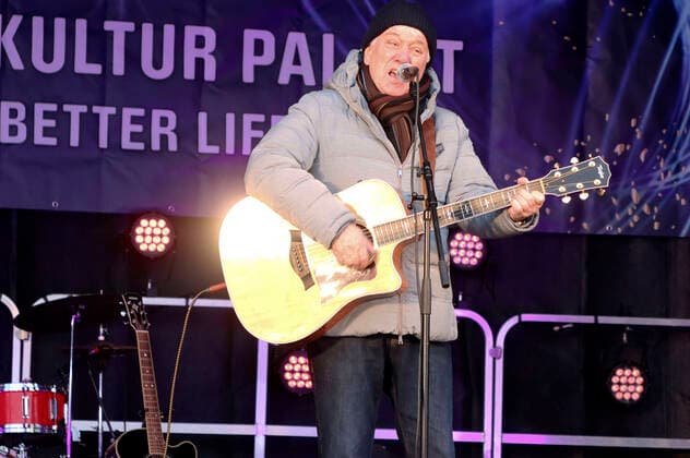 Rolf Zuckowski live beim Open Air Kinder-Kultur-Fest For A Better Life vor der Europa Passage. Hamburg, 11.12.2021