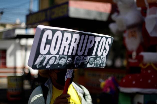 News Themen der Woche KW49 News Bilder des Tages A Salvadoran citizen holds a placard during a march against the President Nayib Bukele in San Salvador, El Salvador, 12 December 2021. Thousands of Salvadorans took the streets to demonstrate against President Nayib Bukele and his politics. Salvadoran citizens protest against the President Nayib Bukele !ACHTUNG: NUR REDAKTIONELLE NUTZUNG!  Copyright: xRodrigoxSurax AME4055 20211212-f8cad1a161f1ab7379a2182e9bca0dc6b0c135c0