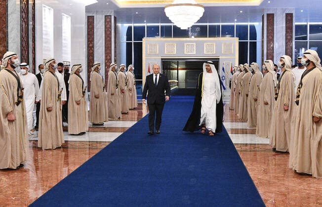 Bilder des Jahres 2021, News 12 Dezember News Themen der Woche KW49 News Bilder des Tages Abu Dhabi, Naftali Bennett trifft Abdullah bin Zayid Al Nahyan December 12, 2021, Abu Dhabi, United Arab Emirates: Israeli Prime Minister NAFTALI BENNETT is received by UAE Foreign Minister ABDULLAH BIN ZAYED and an honor guard upon arrival to Abu Dhabi. This is the first official visit of an Israeli leader in the United Arab Emirates. Abu Dhabi United Arab Emirates - ZUMAi99_ 20211212_zip_i99_002 Copyright: xHaimxZach IsraelxGpox