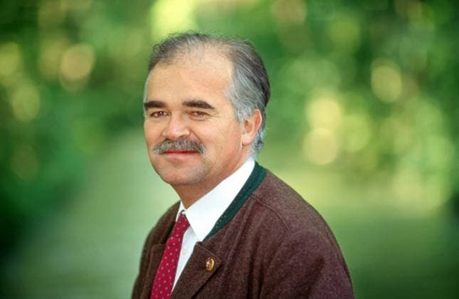 Peter Gauweiler, CSU, bayerischer Umweltminister, Portraet 1993 DEU, Deutschland, Muenchen, 1993, Peter Gauweiler, geb. 1949, CSU, Portraet, Portrait, im Englischen Garten, damals Bayerischer Umweltminister, Bayerischer Staatsminister für Landesentwicklung und Umweltfragen, (1990-1994), Politik, Politiker, freundlich, laecheln, Trachtenjanker, Bayern, bayerisch, Persoenlichkeit, Geschichte, Zeitgeschichte, 1990er, 90er Jahre, Neunziger Jahre, historisch, *** Peter Gauweiler, CSU, Bavarian Minister of the Environment, portrait 1993 DEU, Germany, Munich, 1993, Peter Gauweiler, born 1949, CSU, portrait, portrait, in the English Garden, then Bavarian Minister of the Environment, Bavarian Minister of State for Regional Development and Environme