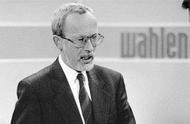 Lothar de Maiziere, letzter DDR-Ministerpraesident, am Wahlabend der Bundestagswahl, Berlin, Dezember 1990 DEU, Deutschland, Berlin, 2. Dezember 1990, Lothar de Maiziere, geb. 1940, letzter DDR-Ministerpraesident April-Oktober 1990, CDU, Bundestagswahl 1990, am Wahlabend im Reichstag, Fernsehstudio, Wahlen, Wahlergebnis, CDU gewinnt mit 43,8 Prozent der Stimmen, Wahlgewinner, ernst, nachdenklich, Interview, Portraet, Portrait, Persoenlichkeit, DDR, Bundestag, Politik, Politiker, Ministerpraesident, Wende, Wendezeit, erste Bundestagswahl nach der deutschen Wiedervereinigung, Dezember 1990, 90er, 1990er, Jahre, Neunziger Jahre, Zeitgeschichte, Geschichte, historisch, *** Lothar de Maiziere, last GDR Prime Minister, on the election evening
