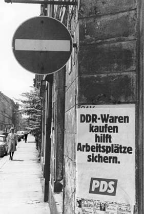 PDS Plakat an einer Dresdener Hauswand, DDR-Waren kaufen, DDR, Juli 1990 DDR, Dresden, Juli 1990, PDS Plakat, Slogan, DDR-Waren kaufen hilft Arbeitsplaetze sichern, Strasse in der Dresdener Neustadt, Altbau, Altbauten, Hauswand, Aufruf, Appell, Wirtschaft, Arbeitsplatz, Beschaeftigung, Politik, politisch, Plakate, Wahlwerbung, Partei, DDR-Politik, Sachsen, Wende, Wendezeit, 1990, 90er, 1990er, Jahre, historisch, Zeitgeschichte, Geschichte *** PDS poster on a Dresden house wall, buy GDR goods, GDR, July 1990 GDR, Dresden, July 1990, PDS poster, slogan, buy GDR goods helps secure jobs, street in Dresden Neustadt, old building, old buildings, house wall, call, appeal, economy, job, employment, politics, political, posters, election advertising