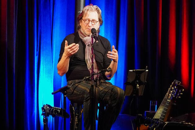 Liedermacher Michael Fitz auf der Bühne des Cafe Extra mit seinem Programm Da Mo - der Mann - Büttelborn 12.12.2021: Michael Fitz im Cafe Extra