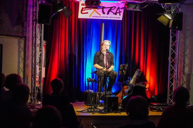 Liedermacher Michael Fitz auf der Bühne des Cafe Extra mit seinem Programm Da Mo - der Mann - Büttelborn 12.12.2021: Michael Fitz im Cafe Extra
