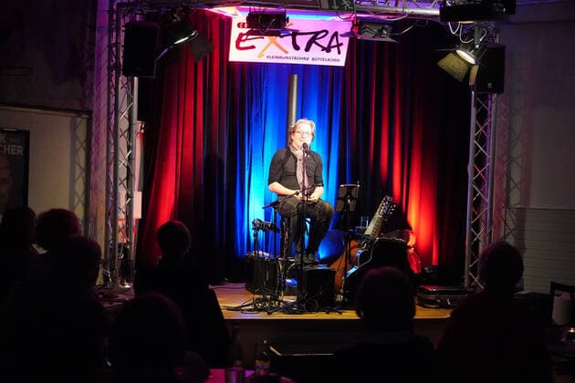 Liedermacher Michael Fitz auf der Bühne des Cafe Extra mit seinem Programm Da Mo - der Mann - Büttelborn 12.12.2021: Michael Fitz im Cafe Extra
