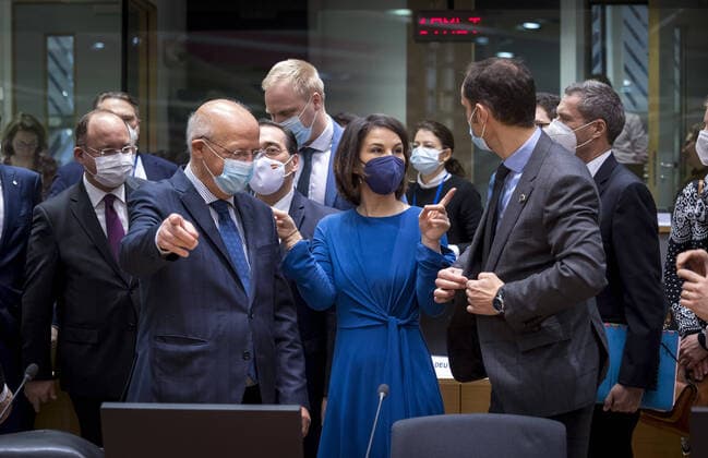 News Themen der Woche KW50 News Bilder des Tages Bundesaussenministerin Annalena Baerbock fotografiert im Rahmen ihrer Teilnahme am EU Aussenrat in Bruessel. Hier mit ihren Amtskollegen Augusto Santos Silva (l, Portugal) und Anze Logar (Slowenien). Bruessel Belgien *** German Foreign Minister Annalena Baerbock photographed here with her counterparts Augusto Santos Silva l, Portugal and Anze Logar Slovenia Brussels Belgium as part of her participation in the EU Foreign Council in Brussels Copyright: xThomasxKoehlerx