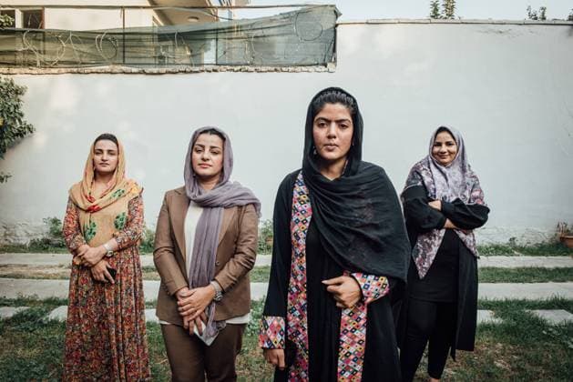 Frauen unter dem Taliban Regime in Afghanistan From left to right: twin sisters Zarifa (engineering student) and Sudaba (unemployed since the arrival of the Taliban), Taiba (in charge of Farah s gender department), and Farida (economics student). The 4 women are feminist activists in Kabul and want to continue the fight for their rights as long as it is possible.  AdrienxVautierx xLexPictorium LePictorium_0257189