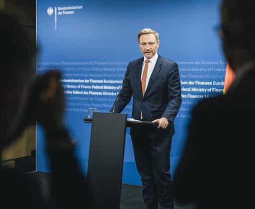 News Bilder des Tages Christian Lindner, Bundesminister der Finanzen, gibt Journalisten einen O-Ton nach einer Kabinettssitzung im Pressezentrum des Bundesfinanzministeriums in Berlin. 13.12.2021. Berlin Deutschland *** Christian Lindner, Federal Minister of Finance, gives an O tone to journalists after a cabinet meeting at the press centre of the Federal Ministry of Finance in Berlin 13 12 2021 Berlin Germany Copyright: xFelixxZahn photothek.netx