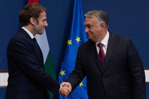 News Themen der Woche KW50 News Bilder des Tages (211213) -- BUDAPEST, Dec. 13, 2021 -- French President Emmanuel Macron (L) shakes hands with Hungarian Prime Minister Viktor Orban during a press conference after their meeting in Budapest, Hungary on Dec. 13, 2021. (Photo by Xinhua) HUNGARY-BUDAPEST-FRANCE-MACRON-VISIT AttilaxVolgyi 