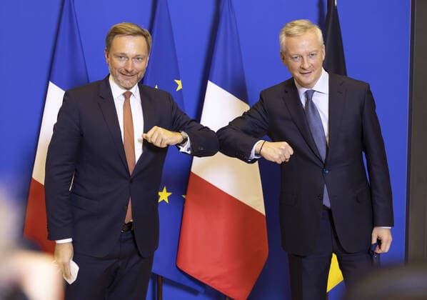 News Themen der Woche KW50 News Bilder des Tages Christian Lindner, Bundesminister der Finanzen, reist zu einem Treffen mit seinem franzoesischen Amtskollegen nach Paris. Hier bei einem Pressestatement mit dem Finanzminister von Frankreich, Bruno Le Maire, Paris,kurz vor dem Gespraech. 13.12.2021 Paris Frankreich *** Christian Lindner, Federal Minister of Finance, travels to Paris for a meeting with his French counterpart Here at a press statement with the Minister of Finance of France, Bruno Le Maire, Paris,shortly before the talks 13 12 2021 Paris France Copyright: xThomasxImo photothek.netx