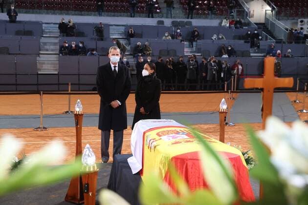 Entertainment Themen der Woche KW50 Entertainment Bilder des Tages 13-12-2021 Marbella King Felipe at the coffin of the tennis player Manolo Santana who died last Saturday the 11th in Marbella, in de la Caja Magica, the burning chapel, of D. Manolo Santana in Marbella. Â  Copyright: xPPEx