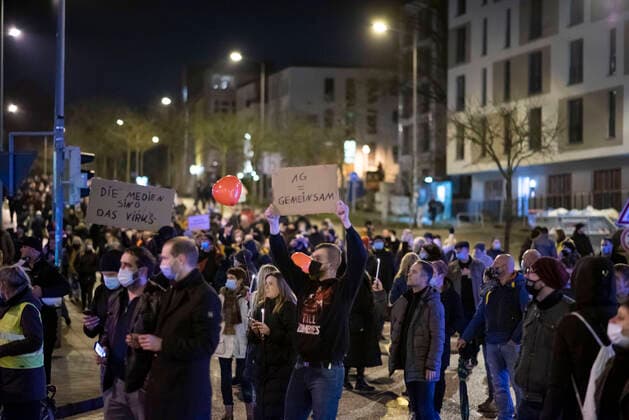 News Themen der Woche KW50 News Bilder des Tages In Rostock haben sich am Montagabend laut Polizeiangaben knapp 3.000 Menschen zu einer Demonstration gegen Corona-Maßnahmen versammelt. Die Polizei sperrte eine mehrspurige Straße als Versammlungsgelände ab. ROSTOCK *** According to police, almost 3,000 people gathered in Rostock on Monday evening for a demonstration against Corona measures The police closed off a multi-lane road as an assembly area ROSTOCK Copyright: FrankxHormannx xnordlicht
