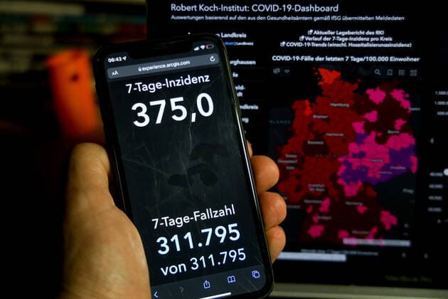 Coronavirus in Deutschland - Covid-19-Dashboard des Robert Koch-Institut 14.12.2021: Robert Koch-Institut: 7-Tage-Inzidenz 375,0. 7-Tage-Fallzahl 311.795. COVID-19-Fälle 6.562.429. Zugang um 30.823 gegenüber dem Vortag. COVID-19-Todesfälle 106.227. Zugang um 473 gegenüber dem Vortag.