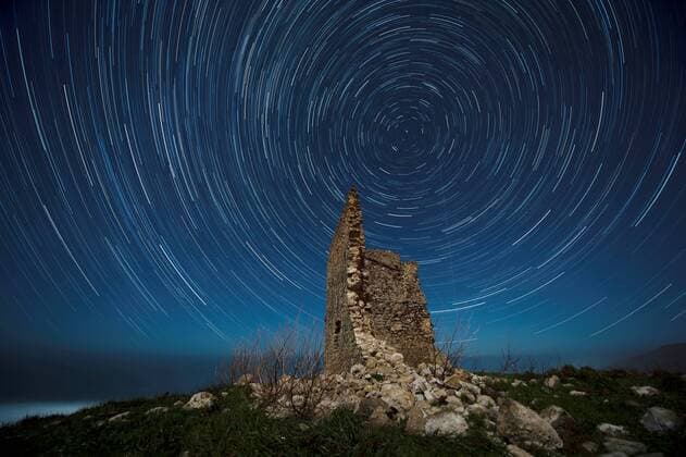 News Themen der Woche KW50 News Bilder des Tages Geminiden-Schauer über Spanien An overlay image of 128 photographs that shows Circumpolar star trails over San Telmo tower in Ubiarco, Cantabria, Spain, early 14 December 2021, during the Gemenids meteor shower. Geminids meteor shower !ACHTUNG: NUR REDAKTIONELLE NUTZUNG!  Copyright: xPedroxPuntexHoyosx GRAF4579 20211214-2b26dac07bb4d86a384d3304b2df67e127ae982e