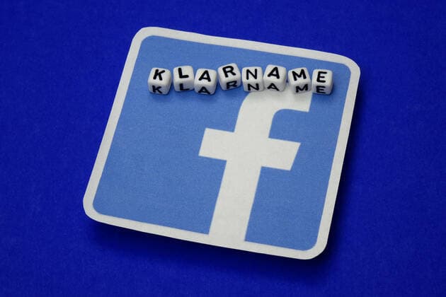 Facebook und Klarname Facebook und Klarname, 12.12.2021, Borkwalde, Brandenburg, Auf einem Facebook-Symbol liegt der Schriftzug Klarname. *** Facebook and plain name Facebook and plain name, 12 12 2021, Borkwalde, Brandenburg, On a Facebook symbol lies the writing plain name