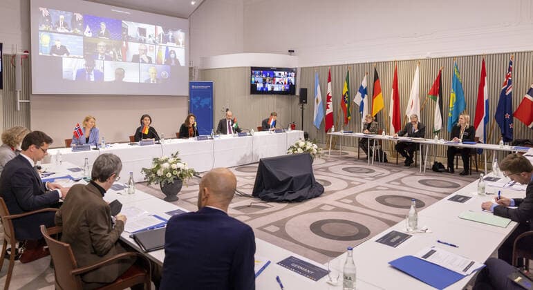 News Themen der Woche KW50 News Bilder des Tages Annalena Baerbock, Die Gruenen, Bundesaussenministerin, reist zum fuenften Treffen der Ministerinnen und Minister der Stockholm-Initiative zu nuklearen Abruestung nach Stockholm. Hier mit der Aussenministerin von Norwegen, Antiken Scharning Huitfeld, (L) dem Aussenminister von Jordanien, Ayman Safadi (2.vr) und der Aussenministerin von Schweden, Ann Linde (M) und Marcel de Link, stv. Politischer Direktor der Niederlande(R) Stockholm Schweden *** Annalena Baerbock, The Greens, German Foreign Minister, travels to Stockholm for the fifth meeting of ministers of the Stockholm Initiative on Nuclear Disarmament Here with the Foreign Minister of Norway, Antiken Scharning Huitfeld, L the Foreign Minister of Jordan, Ayman Safadi 2 vr and the Fore Copyright: xThomasxImo photothek.netx