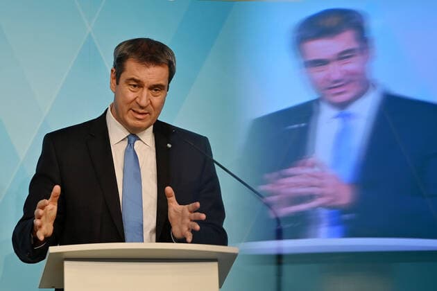 Markus SOEDER (Ministerpraesident Bayern und CSU Vorsitzender) und sein Spiegelbild, Gestik, Einzelbild,angeschnittenes Einzelmotiv,Portraet,Portrait,Porträt. Pressekonferenz der Bayerischen Staatsregierung nach gemeinsamer Kabinettssitzung von Bayern und Sachsen am 14.12..2021 im Prinz Carl Palais in Muenchen.