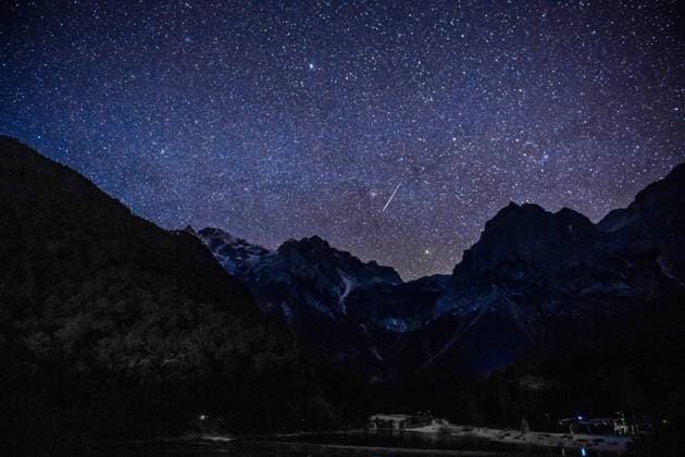 Geminiden-Schauer über China (211214) -- KUNMING, Dec. 14, 2021 -- Photo taken on Dec. 14, 2021 shows a meteor of Geminids meteor shower at the Yulong Snow Mountain in Lijiang City, southwest China s Yunnan Province. The Geminids meteor shower of 2021 reached its peak on Tuesday. ) CHINA-GEMINIDS METEOR SHOWER (CN) HuxChao 