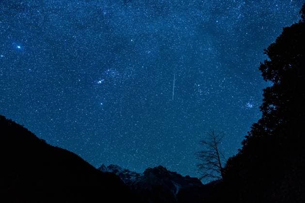 Geminiden-Schauer über China (211214) -- KUNMING, Dec. 14, 2021 -- Photo taken on Dec. 14, 2021 shows a meteor of Geminids meteor shower at the Yulong Snow Mountain in Lijiang City, southwest China s Yunnan Province. The Geminids meteor shower of 2021 reached its peak on Tuesday. ) CHINA-GEMINIDS METEOR SHOWER (CN) HuxChao 