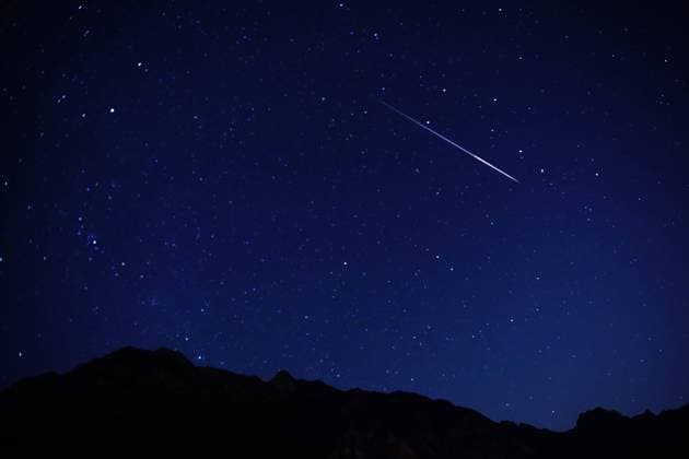 Geminiden-Schauer über China (211214) -- BEIJING, Dec. 14, 2021 -- Photo taken on Dec. 14, 2021 shows a meteor during the Geminids meteor shower, in Beijing, capital of China. The Geminids meteor shower of 2021 reached its peak on Tuesday. ) CHINA-GEMINIDS METEOR SHOWER (CN) XingxGuangli 