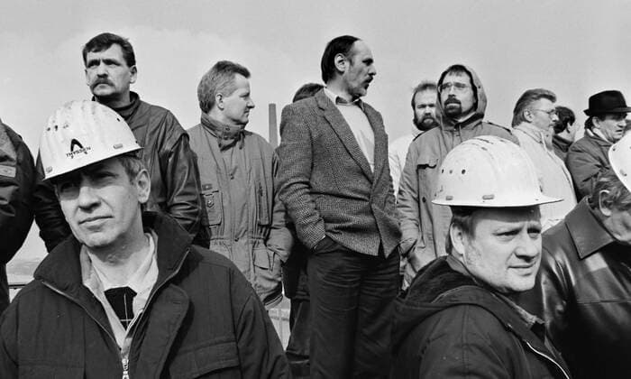 Demonstration Stahlarbeiter Duisburg, 24.02.1993 - Stahlarbeiter und Bergarbeiter demonstirieren auf der Bruecke der Solidaritaet in Duisburg-Rheinhausen gegen den Abbau ihrer Arbeitsplaetze. Duisburg NRW Deutschland *** Demonstration steelworkers Duisburg, 24 02 1993 Steelworkers and miners demonstrate on the bridge of solidarity in Duisburg Rheinhausen against the reduction of their jobs Duisburg NRW Germany