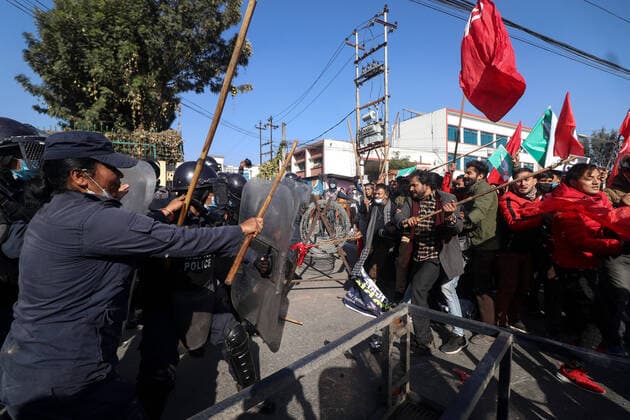 News Themen der Woche KW50 News Bilder des Tages December 14, 2021, Kathmandu, NE, Nepal: Protesters clash with riot police during a protest against the Millennium Challenge Corporation (MCC) agreement that Nepal signed with the United States, in Kathmandu, Nepal on December 14, 2021. The agreement signed in 2017 has not yet come into effect in Nepal due to protests from different groups. Kathmandu Nepal - ZUMAd164 20211214_zip_d164_007 Copyright: xAryanxDhimalx