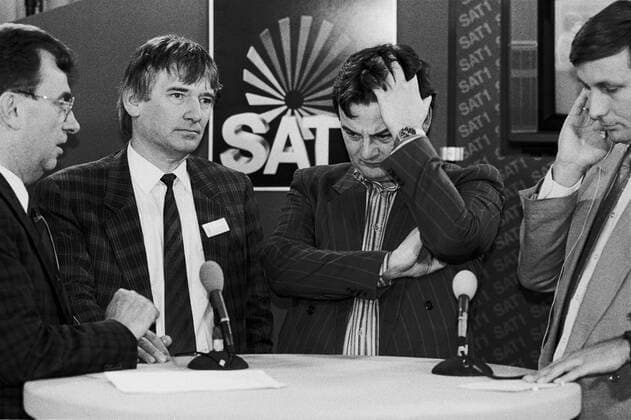 Otto Schily, Joschka Fischer, Wahlabend Hessen 1987 DEU, Deutschland, Wiesbaden, 05.04.1987, Joschka Fischer, Ex-Umweltminister Hessen, Otto Schily, MdB Die Gruenen, im SAT 1 Wahlstudio, mit Fernsehmoderatoren, Wahlabend, hessischer Landtag, Wiesbaden, Fischer verlor durch den CDU-Sieg endgueltig sein Ministeramt, die GRUENEN kamen auf 9,4 Prozent der Waehlerstimmen, Politik, Die Gruenen, Politiker, 80er Jahre, Achtziger Jahre, historisch, DEU, Deutschland, Wiesbaden, 05.04.1987, Joschka Fischer, Ex-Umweltminister Hessen, Otto Schily, MdB Die Gruenen, im SAT 1 Wahlstudio, mit Fernsehmoderatoren, Wahlabend, hessischer Landtag, Wiesbaden, Fischer verlor durch den CDU-Sieg endgueltig sein Ministeramt, die GRUENEN kamen auf 9,4 Prozent der Wa