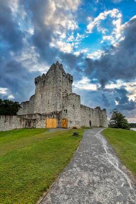 Burg Roß, Killarney Nationalpark, dramatischer Abendhimmel, Killarney, Kerry, Irland, Europa *** Castle Ross, Killarney National Park, dramatic evening sky, Killarney, Kerry, Ireland, Europe Copyright: imageBROKER AngelaxtoxRoxel ibxato07188736.jpg