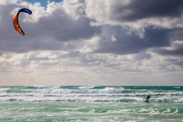 IMAGO Nature: Unsere Erde, Ressourcen, Wind Kite-Surfer vor der Küste Mallorcas, Es Trenc, Mallorca, Spanien, Europa *** Kite surfers off the coast of Mallorca, Es Trenc, Mallorca, Spain, Europe Copyright: imageBROKER/MarcxRasmus ibxmra07189193.jpg