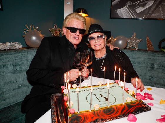 Bilder des Jahres 2021, Entertainment 12 Dezember Entertainment Themen der Woche KW50 Heino und Ehefrau Hannelore Kramm Party zum 83. Geburtstag von Heino im Bellucci Restaurant in Berlin Redaktion Laurent,13.12.2021 Heino and wife Hannelore Kramm Party for the 83rd birthday of Heino in the Bellucci Restaurant in Berlin Editorial Laurent, 13 12 2021