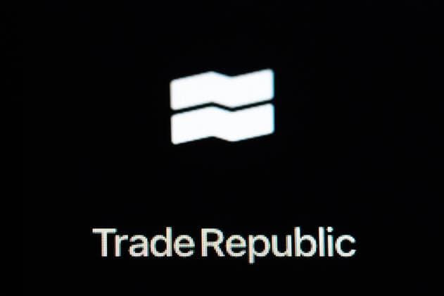 Das Logo von Trade Republic ist auf dem Display eines iPhone SE zu sehen. Villingen-Schwenningen Baden-Württemberg Deutschland *** The Trade Republic logo can be seen on the display of an iPhone SE Villingen Schwenningen Baden Württemberg Germany