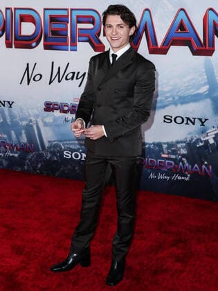 Entertainment Themen der Woche KW50 Los Angeles Premiere Of Columbia Pictures Spider-Man: No Way Home Actor Tom Holland wearing a Prada suit and Christian Louboutin shoes arrives at the Los Angeles Premiere Of Columbia Pictures Spider-Man: No Way Home held at the Regency Village Theatre on December 13, 2021 in Westwood, Los Angeles, California, United States. Westwood California United States  Copyright: xImagexPressxAgencyx originalFilename:collin-losangel211214_npp1e.jpg