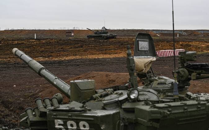 News Themen der Woche KW50 News Bilder des Tages Russia Defence Tank Drills 6721130 14.12.2021 T-72B3 tanks are seen during the military drills held by motorized infantry units of Russia s Southern Military District at the Kadamovsky training ground, in Rostov region, Russia. Sergey Pivovarov Sputnik Rostov region Russia  Copyright: xSergeyxPivovarovx