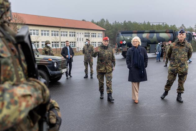 News Themen der Woche KW50 News Bilder des Tages Bundesverteidigungsministerin Christine Lambrecht im GesprâˆöÂßch wâˆöÂßhrend eines Besuches des Logistikbataillons 172 in Beelitz, 14.12.2021. Beelitz Deutschland *** Federal Minister of Defense Christine Lambrecht in conversation during a visit to the Logistics Battalion 172 in Beelitz, 14 12 2021 Beelitz Germany. Copyright: xLeonxKuegeler photothek.dex