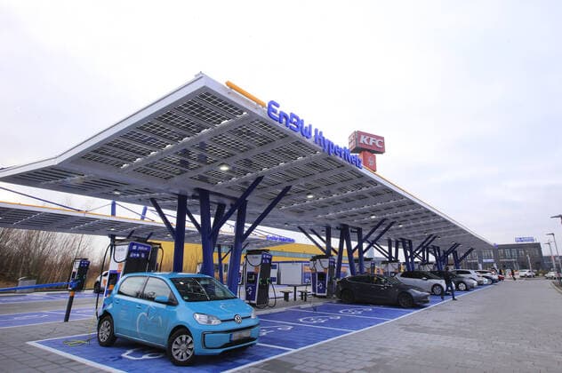 News Themen der Woche KW50 News Bilder des Tages 14.12 2021 In Kamen (NRW) hat der Energieversorger EnBW Europas größten öffentlichen Schnellladepark für E-Autos eröffnet. An 52 Ladestationwen können die Stromer hier ihre Batterien wieder auftanken. Die stärksten Anschlüsse verfügen über 300 Kilowatt Leistung und bringen innerhalb von 20 Minuten eine Stromladung für bis zu 400 Kilometer Reichweite. *** 14 12 2021 In Kamen, North Rhine-Westphalia, the energy supplier EnBW has opened Europes largest public fast-charging park for electric cars Electric vehicles can recharge their batteries here at 52 charging stations The most powerful connections have 300 kilowatts of power and provide a charge for a range of up to 400 kilometers within 20 minutes