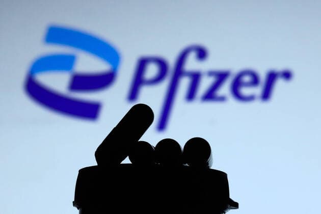 Pfizer And Omicron Photo Illustrations Medicine pills are seen with Pfizer logo in the background in this illustration photo taken in Krakow, Poland on December 14, 2021. Krakow Poland  Copyright: xJakubxPorzyckix originalFilename:porzycki-pfizeran211214_npOW2.jpg