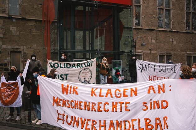 News Themen der Woche KW50 News Bilder des Tages Protest Over Migrants Situation At Belarus Border In Cologne Activists take part the protest over refugees stranded between Belarus Poland border and demand to open border in Cologne, Germany on December 14, 2021 cologne Germany  Copyright: xYingxTangx originalFilename:tang-notitle211214_npGgO.jpg
