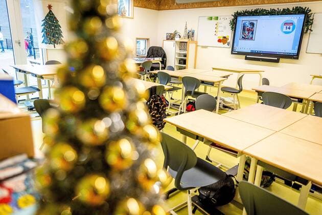 14-12-2021, Maasdam - The outgoing cabinet is considering closing primary schools earlier for the Christmas holidays. Due to the advance of the omikron variant, consideration is being given to starting the Christmas holidays earlier and closing the schools a week earlier. Parents are no longer allowed to enter the school due to the current corona measures. Photo: ANP Hollandse Hoogte Jeffrey Groeneweg Copyright: xANPx xJeffreyxGroenewegx x442073148x