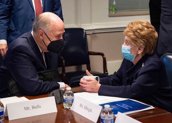 December 15, 2021, Arlington, VA, United States of America: Former U.S. Secretary of State, Madeleine Albright, right, greets Thomas E. Donilon, Chairman of the BlackRock Investment Institute, before the start of the Defense Policy Board meeting at the Pentagon, December 15, 2021 in Arlington, Virginia. Arlington United States of America - ZUMAp138 20211215_zaa_p138_004 Copyright: xPo1xZacharyxWheeler Dodx