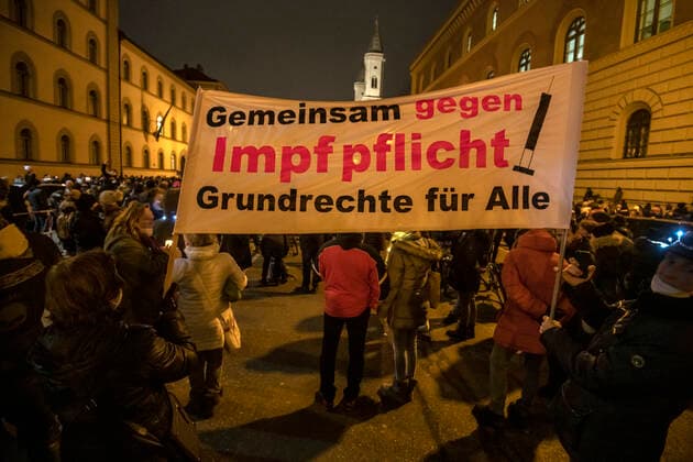 Querdenker-Demo gegen Massnahmen und Impfpflicht, Ludwigstraße, München 15. Dezember 2021 DEU, Deutschland, München, 15.12.2021, grosse Kundgebung von Corona-Rebellen gegen Coronamassnahmen und Impfpflicht, Dezember 2021, Querdenker Demo, ca. 1500 DemonstrantInnen, Ludwigstrasse, Ecke Schellingstrasse, abends, Bayern, Dezember, Querformat