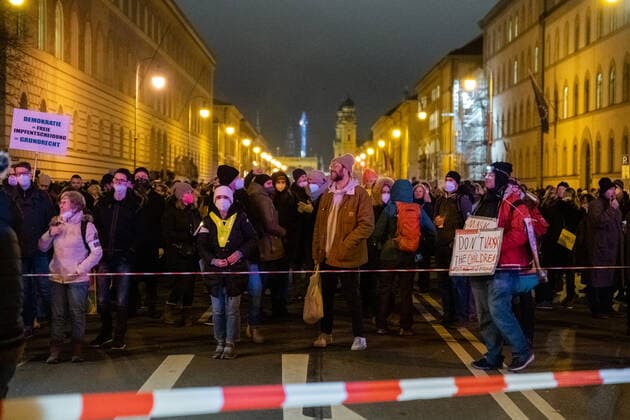 Mittwochsdemo - München steht auf Mittwoch Demo von Querdenkern, Impfverweigerern, Coronaleugner. Aufgerufen zu der Standkundgebung hat der Telegramkanal München steht auf . Nach Polizeiangaben sind ca. 3500 Personen dem Aufruf gefolgt. München Maxvorstadt Bayern Deutschland Copyright: xThomasxVonierx