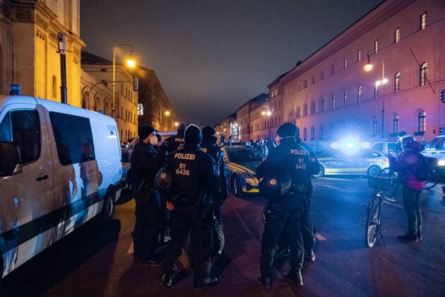 Mittwochsdemo - München steht auf Mittwoch Demo von Querdenkern, Impfverweigerern, Coronaleugner. Aufgerufen zu der Standkundgebung hat der Telegramkanal München steht auf . Nach Polizeiangaben sind ca. 3500 Personen dem Aufruf gefolgt. München Maxvorstadt Bayern Deutschland Copyright: xThomasxVonierx