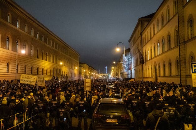 Mittwochsdemo - München steht auf Mittwoch Demo von Querdenkern, Impfverweigerern, Coronaleugner. Aufgerufen zu der Standkundgebung hat der Telegramkanal München steht auf . Nach Polizeiangaben sind ca. 3500 Personen dem Aufruf gefolgt. München Maxvorstadt Bayern Deutschland Copyright: xThomasxVonierx