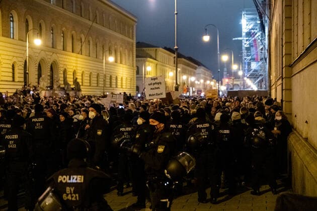 Mittwochsdemo - München steht auf Mittwoch Demo von Querdenkern, Impfverweigerern, Coronaleugner. Aufgerufen zu der Standkundgebung hat der Telegramkanal München steht auf . Nach Polizeiangaben sind ca. 3500 Personen dem Aufruf gefolgt. München Maxvorstadt Bayern Deutschland Copyright: xThomasxVonierx