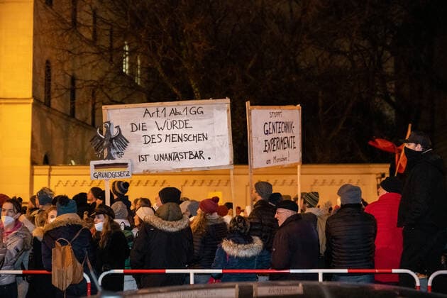 Mittwochsdemo - München steht auf Mittwoch Demo von Querdenkern, Impfverweigerern, Coronaleugner. Aufgerufen zu der Standkundgebung hat der Telegramkanal München steht auf . Nach Polizeiangaben sind ca. 3500 Personen dem Aufruf gefolgt. München Maxvorstadt Bayern Deutschland Copyright: xThomasxVonierx