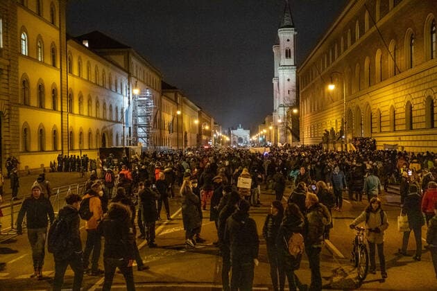 Mittwochsdemo - München steht auf Mittwoch Demo von Querdenkern, Impfverweigerern, Coronaleugner. Aufgerufen zu der Standkundgebung hat der Telegramkanal München steht auf . Nach Polizeiangaben sind ca. 3500 Personen dem Aufruf gefolgt. München Maxvorstadt Bayern Deutschland Copyright: xThomasxVonierx