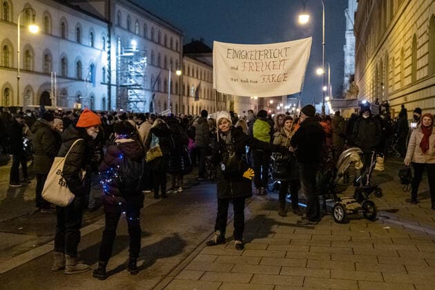 Mittwochsdemo - München steht auf Mittwoch Demo von Querdenkern, Impfverweigerern, Coronaleugner. Aufgerufen zu der Standkundgebung hat der Telegramkanal München steht auf . Nach Polizeiangaben sind ca. 3500 Personen dem Aufruf gefolgt. München Maxvorstadt Bayern Deutschland Copyright: xThomasxVonierx