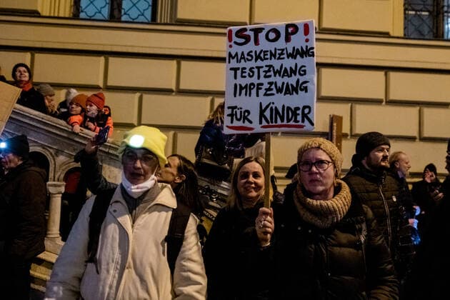 Mittwochsdemo - München steht auf Mittwoch Demo von Querdenkern, Impfverweigerern, Coronaleugner. Aufgerufen zu der Standkundgebung hat der Telegramkanal München steht auf . Nach Polizeiangaben sind ca. 3500 Personen dem Aufruf gefolgt. München Maxvorstadt Bayern Deutschland Copyright: xThomasxVonierx